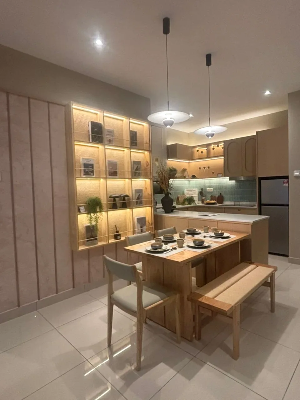 Mandolin Residences 展示单位餐厅与开放式厨房